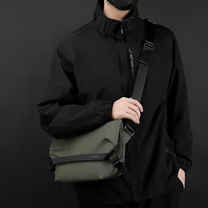 Borsa a tracolla militare verde oliva da uomo con tracolla regolabile e fibbia in nylon