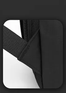 Detalle de costuras reforzadas y textura impermeable en mochila negra para computadora