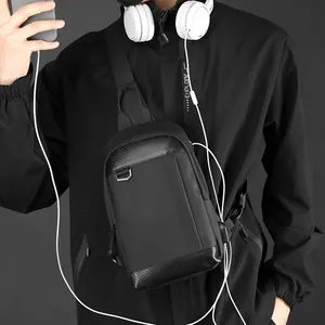Wasserdichte schwarze Crossbody-Brusttasche für Herren mit USB und Carbon-Textur
