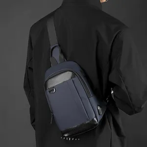 Marineblaue Brusttasche für Herren mit wasserfestem Stoff und externem USB-Anschluss