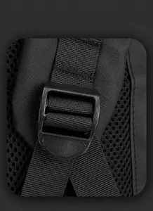Detalle de correa de nailon, hebilla y malla transpirable en la mochila negra inteligente