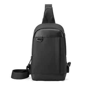 Wasserdichte Herren Brusttasche in Schwarz mit Carbon-Textur und USB-Anschluss