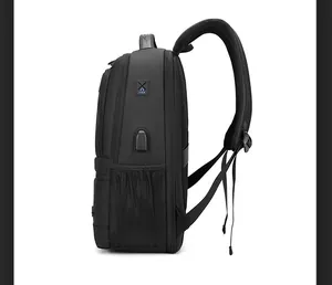 Detalle del lateral de mochila con puerto USB y bolsillo de red lateral transpirable