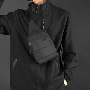 Sac de poitrine noir minimaliste pour hommes avec fermetures éclair et sangle réglable