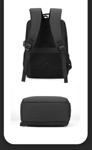 Detalle de malla de panal transpirable y correa de equipaje en la mochila negra