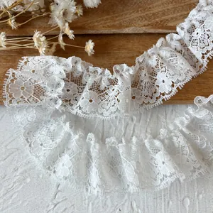 Élégante dentelle florale blanche avec bords plissés pour la couture DIY et vêtements de poupée