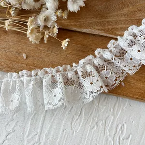Garniture de dentelle plissée blanche élégante avec broderie florale pour couture