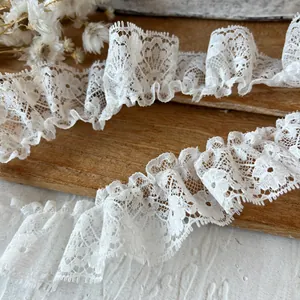 Dentelle de cils florale plissée blanche élégante pour vêtements de poupée et artisanat