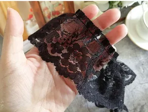 Dettaglio del bordo in pizzo floreale nero per abiti Lolita e progetti di cucito fai-da-te