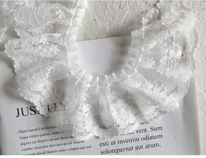 Dettaglio macro del bordo in pizzo bianco a pieghe con ricamo ondulato fine