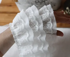 Dettaglio di pizzo in chiffon plissettato bianco a tre strati, larghezza circa 13 cm per cucito