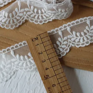 Λεπτομέρεια λευκής δαντέλας 5,5cm με κέντημα και κυματιστό τελείωμα από βαμβάκι