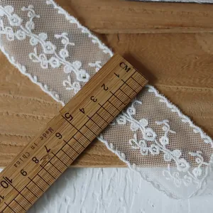 Λεπτομερής λήψη λευκής βαμβακερής δαντέλας 4cm με χάρακα για χειροτεχνίες και DIY έργα