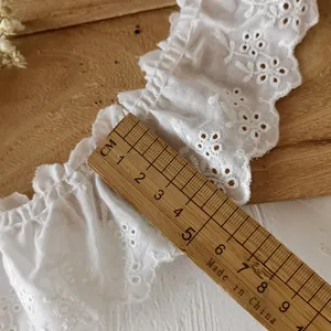 Weiße Lochspitze mit Blumenstickerei und gewelltem Rüschenrand, 4 cm breit für DIY