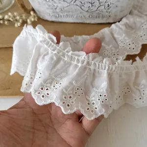 Detaillierter weißer Baumwoll-Spitzenbesatz mit Blumenstickerei und Rüschenrand für DIY