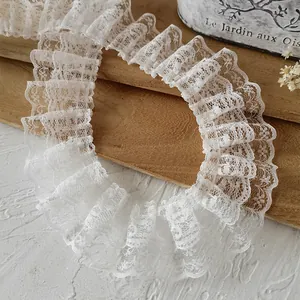 Vue détaillée de la bordure en dentelle plissée blanche double couche pour couture DIY