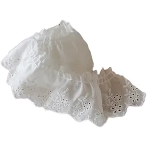 Weiße Baumwoll-Spitze mit Blumenstickerei und Rüschenkante für DIY-Nähprojekte