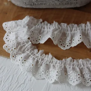 Détail de bordure en dentelle blanche froissée de 4cm avec élastique pour couture