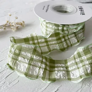 Ruban à carreaux vert et blanc avec texture gaufrée et bordure volantée sur bobine