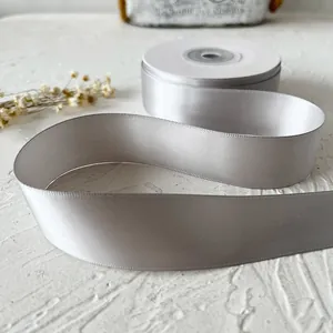 Vue détaillée d'un rouleau de ruban de satin gris argenté 2,5 cm pour cadeaux et DIY