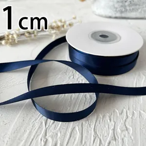 Primer plano de cinta de raso azul marino de 1cm para manualidades DIY y lazos de seda