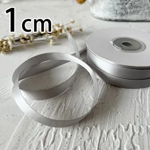 Primer plano de cinta de raso gris plateada de 1cm para manualidades y costura
