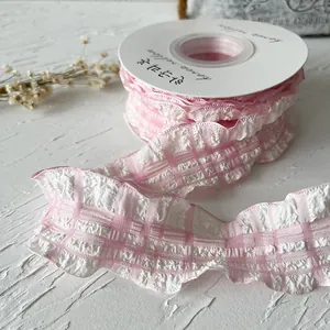 Ruban à carreaux rose et blanc à volants sur bobine pour couture et DIY