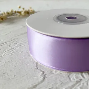 Vue détaillée d'un ruban en satin lavande de 2,5cm pour décorations et bricolage