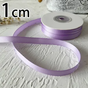 Primer plano de cinta de raso lavanda de 1cm para manualidades y envoltorios DIY