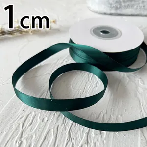 Detalle de cinta de raso verde oscuro de 1cm de ancho con textura de seda suave