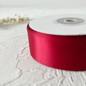 Ruban de satin rouge brillant 2,5cm sur bobine pour bricolage et décoration florale