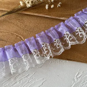 Detalle de volantes de gasa morada y encaje blanco para costura artesanal y manualidades DIY