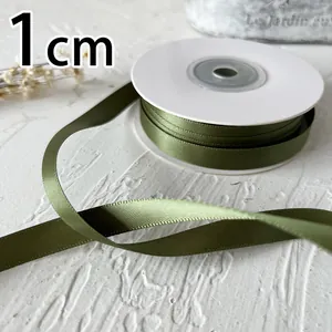 Detalle de cinta de raso de doble cara verde oliva de 1 cm para hacer lazos de bricolaje