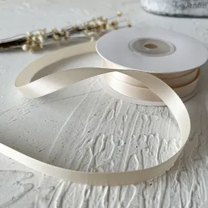 Cinta de raso de doble cara de 1 cm en color crema para manualidades y lazos decorativos