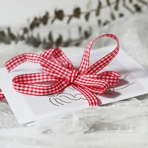 Rot-weiß kariertes Gingham-Band als Schleife für DIY-Geschenke und Blumendekorationen