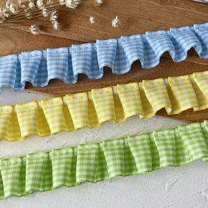 Gros plan de dentelle plissée à carreaux de 2,5cm en bleu, jaune et vert pour couture DIY