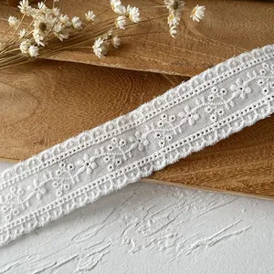 Bordo in pizzo di cotone bianco con motivo floreale traforato per cucito e fai da te