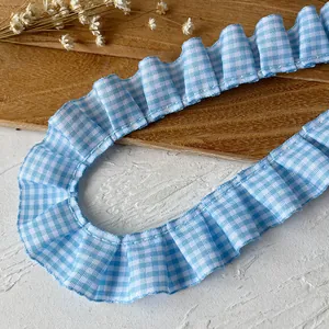 Détail de bordure en dentelle plissée à carreaux vichy bleu clair de 2,5 cm pour DIY