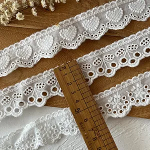 Set di tre nastri in pizzo di cotone bianco con ricami traforati per cucito creativo