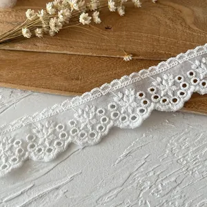 Pizzo sangallo in cotone bianco con ricamo floreale e bordo a festone per cucito DIY