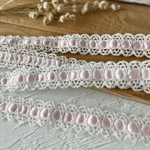 Pizzo all'uncinetto bianco con nastro di raso rosa per cucito fai da te e decorazioni