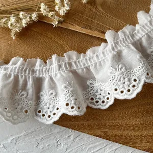 Detail der weißen Baumwollspitze mit Stickerei und Rüschenkante für DIY-Handarbeiten
