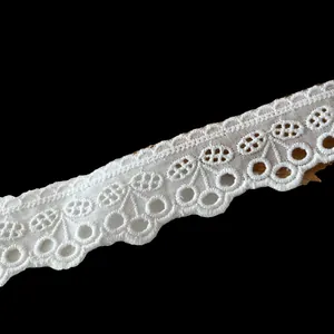 Nastro di pizzo in cotone bianco con ricamo a ciliegia e bordo a lobi per DIY