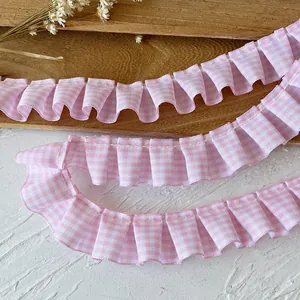 Gros plan sur dentelle plissée à carreaux rose et blanc 2,5cm pour décoration DIY