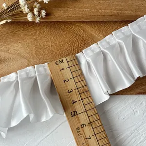 Bordure en satin plissé blanc de 6,5 cm pour bricolage et décoration sur fond de bois