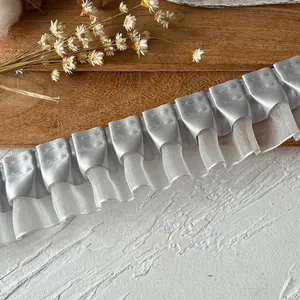 Bordure en dentelle plissée gris argenté avec satin et mesh pour projets de couture