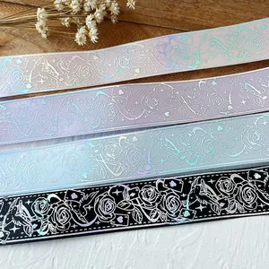 Cinta estampada en oro láser con motivos de rosas y golondrinas en cuatro colores