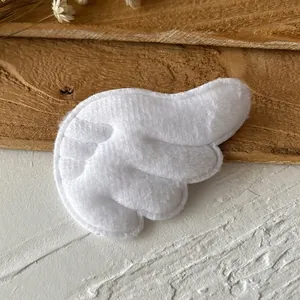 Nahaufnahme der 6,5 cm weißen Plüsch-Engelsflügel für DIY-Bastelarbeiten und Nähen