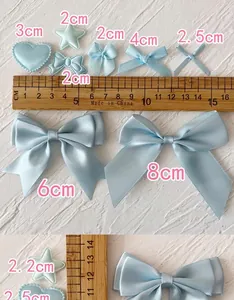 Sortiment aus blauen Satin-Schleifen in Herz- und Sternform für DIY-Haarschmuck