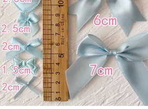 Details von hellblauen Satin-Schleifen mit Lineal zur Größenmessung für DIY-Bastelarbeiten